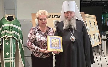 Ольга Бас посетила в ЛНР выставку, посвященную первому архиерею Луганщины – архиепископу Никону