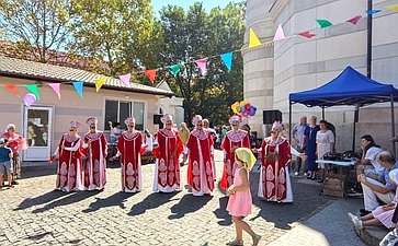 Екатерина Алтабаева приняла участие в благотворительной ярмарке во Владимирском соборе – усыпальнице адмиралов