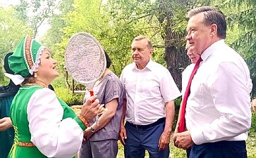 Сергей Рябухин в ходе поездки в регион принял участие в 57-м Всероссийском Пушкинском празднике поэзии в с. Языково Карсунского района