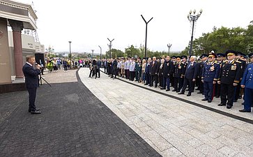 Григорий Карасин вместе с губернатором Сахалинской области Валерием Лимаренко, представителями силовых ведомств и общественности открыли в Южно-Сахалинске сквер «Щит и Меч»