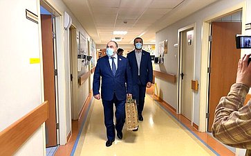 Алексей Ситников передал юным пациентам Салехардской больницы подарки, собранные ямальцами в рамках благотворительной акции «Коробка храбрости»