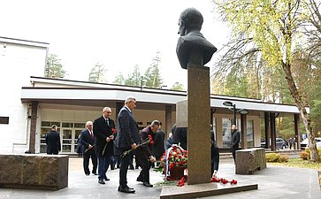 Сенаторы возложили цветы к памятнику испытателям отечественного ядерного оружия