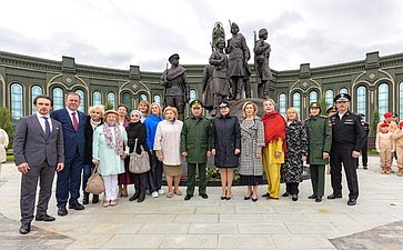 Заместитель Председателя Совета Федерации Инна Святенко приняла участие в открытии скульптуры «Подвигу женщин»