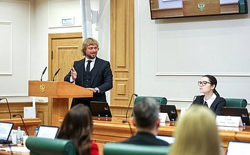 Круглый стол на тему «Интеллектуальная собственность в материальном выражении: мода, промышленный дизайн, архитектура»
