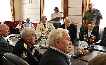 Александр Ролик совместно с главой Владивостока Константином Шестаковым провел встречу с проживающими в столице Приморья ветеранами — участниками боев с милитаристской Японией в августе-сентябре 1945 года