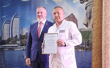 Сергей Горняков вручил награды коллективу волгоградской городской больницы скорой помощи