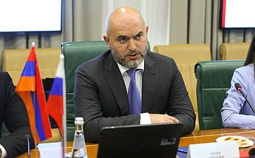 Константин Косачев провел встречу с делегацией Республиканской партии Армении во главе с заместителем председателя партии Арменом Ашотяном