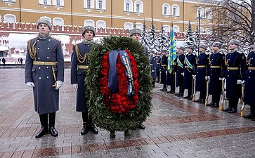 Церемония возложения венка и цветов к Могиле Неизвестного Солдата у Кремлевской стены