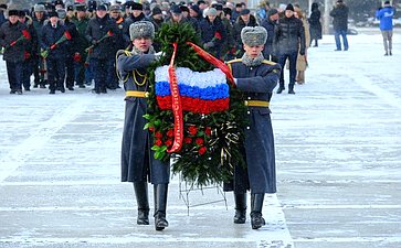 Владимир Городецкий в ходе региональной недели возложил цветы к Вечному огню и к пилону с фамилиями павших в Афганистане на Монументе Славы в Новосибирске