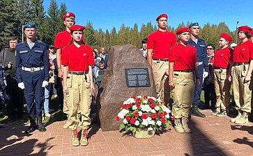 Анатолий Артамонов и Александр Савин посетили мемориальный комплекс «Безымянная высота» в Куйбышевском районе Калужской области