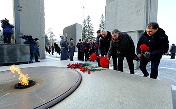 Владимир Городецкий в ходе региональной недели возложил цветы к Вечному огню и к пилону с фамилиями павших в Афганистане на Монументе Славы в Новосибирске