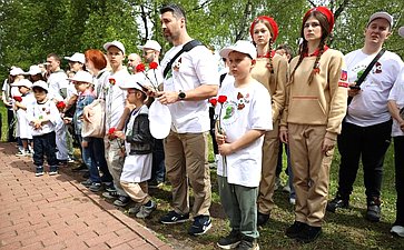 В Год защитника Отечества и 80-летия Победы в Великой Отечественной войне 1941–1945 годов сенаторы РФ и сотрудники Аппарата СФ провели акцию «Сад Памяти» — высадили 250 кустов сирени в музее-заповеднике «Горки Ленинские»