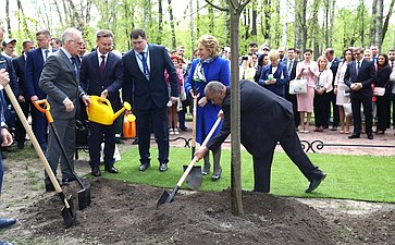 В. Матвиенко приняла участие в акции по посадке деревьев в рамках VIII Невского экологического конгресса