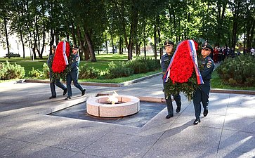 Председатель Совета Федерации Валентина Матвиенко и врио губернатора Новгородской области Александр Дронов возложили венки к Мемориалу «Вечный огонь славы»
