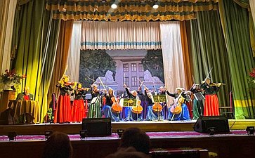Екатерина Алтабаева приветствовала зрителей и участников новой концертной программы «Цветущий май. История страны в любимых песнях»