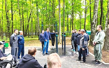 Андрей Хапочкин выступил инициатором проекта создания инклюзивной спортивной площадки для раненых бойцов, проходящих лечение в госпитале им. Н. Н. Бурденко