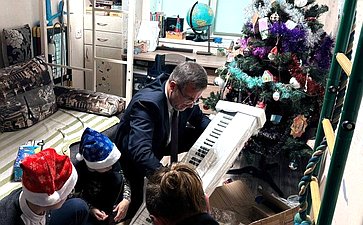 Николай Владимиров принял участие во всероссийской благотворительной акции «Ёлка желаний» и исполнил заветную мечту 16-летнего Кирилла из Чебоксар — подростку вручили цифровое пианино