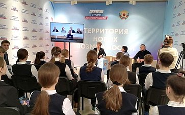 Ольга Бас в ходе региональной поездки провела в ЛНР уроки мужества, приуроченные к Году Защитника Отечества