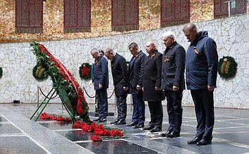 Николай Семисотов принял участие в церемонии возложения цветов к Вечному огню на Площади Павших Борцов и на Мамаевом кургане