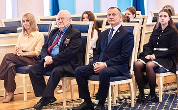 Игорь Мурог наградил 16 рязанских школьников — победителей всероссийского конкурса «Портрет твоего края»