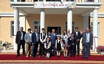 Сергей Михайлов поздравил с Днем знаний педагогов и учеников школы №63 поселка Чернышевск
