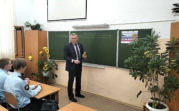 Юрий Валяев встретился в Еврейской автономной области с кадетами из подшефного класса и провел школьный урок мужества