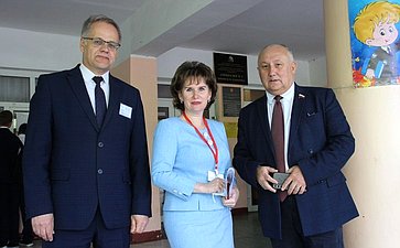 Андрей Базилевский посетил гимназию № 3 имени М.Ф. Панькова г. Хабаровска при проведения экзамена по русскому языку