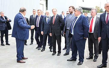 Члены Комитета СФ посетили сельскохозяйственные предприятия –тепличный комплекс и компанию, специализирующуюся на выращивании яблок