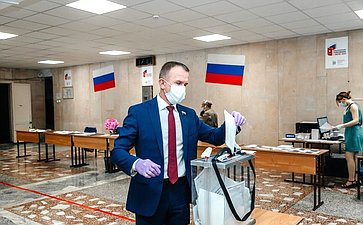Владимир Кравченко принял участие в процедуре общероссийского голосования по вопросу одобрения изменений в Конституцию Российской Федерации