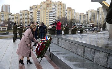 Церемония возложения венка к стеле «Минск – город-герой»