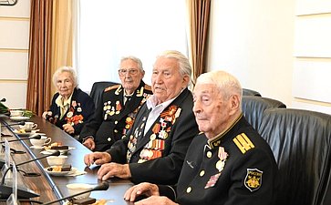 Александр Ролик совместно с главой Владивостока Константином Шестаковым провел встречу с проживающими в столице Приморья ветеранами — участниками боев с милитаристской Японией в августе-сентябре 1945 года