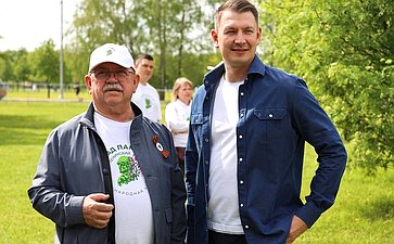 В Год защитника Отечества и 80-летия Победы в Великой Отечественной войне 1941–1945 годов сенаторы РФ и сотрудники Аппарата СФ провели акцию «Сад Памяти» — высадили 250 кустов сирени в музее-заповеднике «Горки Ленинские»
