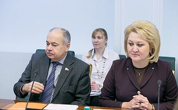 и.Умаханов и Л. Гумерова на заседании Комитета СФ по науке образованию и культуре