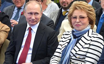 Президент России В. Путин и Председатель Совета Федерации В. Матвиенко