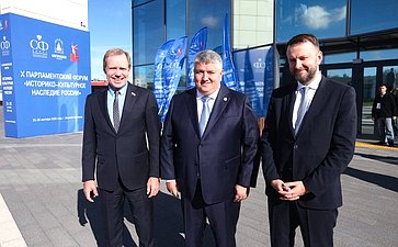 Валентина Матвиенко посетила Софийский собор и осмотрела выставку брендов «Новгородский торг»