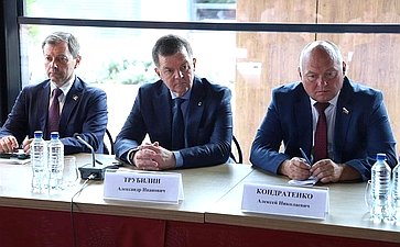 Алексей Кондратенко побывал на одном из крупнейших предприятий – агрофирме «Южной» в Таманском сельском поселении и принял участие в совещании, посвященном развитию виноградарства и виноделия как ключевой отрасли для экономики Краснодарского края