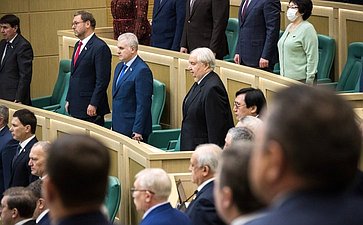 Сенаторы слушают гимн России перед началом 480-го заседания Совета Федерации