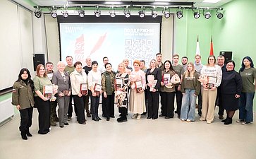 Лариса Мельник вручила награды Народного фронта активным жителям Севастополя