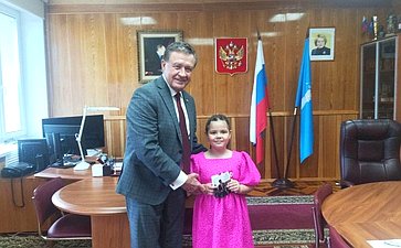 Сергей Рябухин в ходе рабочей поездки в регион принял участие в традиционной акции «Помоги собраться в школу»