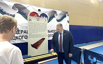 Денис Гусев в рамках региональной недели побывал на межмуниципальных соревнованиях по адаптивным играм среди членов Ненецкой окружной организации Всероссийского общества инвалидов