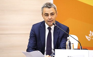 Сессия «Новые решения бизнеса и государства для развития в эпоху дефицита кадров и капитала». X Восточный экономический форум