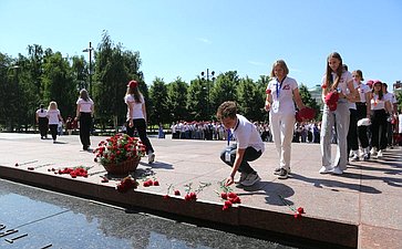 Экскурсионная программа для участников проекта «Поезд Памяти», возложение цветов в Александровском саду