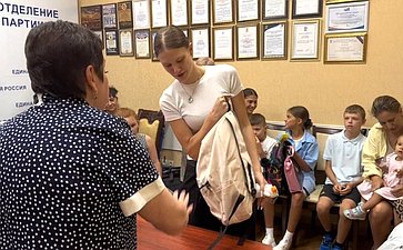 Лариса Мельник вручила детям из семей, попавших в трудную жизненную ситуацию, портфели с канцелярскими принадлежностями