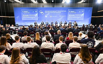 Первый заместитель Председателя СФ Андрей Яцкин принял участие в пленарной сессии «Беспилотное будущее: как беспилотный транспорт меняет представление об организации пространства от города до государства»