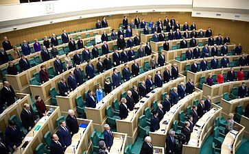 Сенаторы слушают гимн России перед началом 476-го заседания Совета Федерации