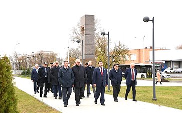 Сенаторы возложили цветы к памятнику испытателям отечественного ядерного оружия