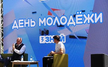 Александр Карелин принял участие в мероприятиях, посвящённых Дню молодёжи и Дню города Новосибирска