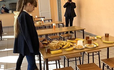 Олег Алексеев проверил, как организовано бесплатное питание для младшеклассников в школе с. Питерка