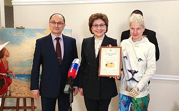 В преддверии Международного дня инвалидов в Совете Федерации открылась выставку картин «Россия – мир неограниченных возможностей»