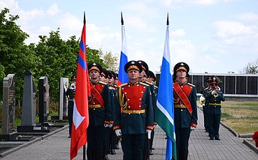 В целях увековечивания памяти участников Великой Отечественной войны, ушедших на фронт из Свердловской области, принимавших участие в Сталинградской битве, на Мамаевом кургане состоялась церемония открытия памятного знака